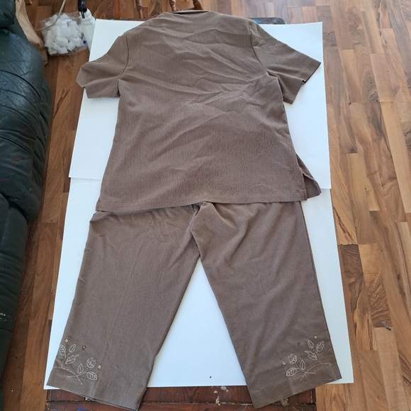 Women's Pant Suit...Pants And Shirt Combination. - Picture 6 of 10